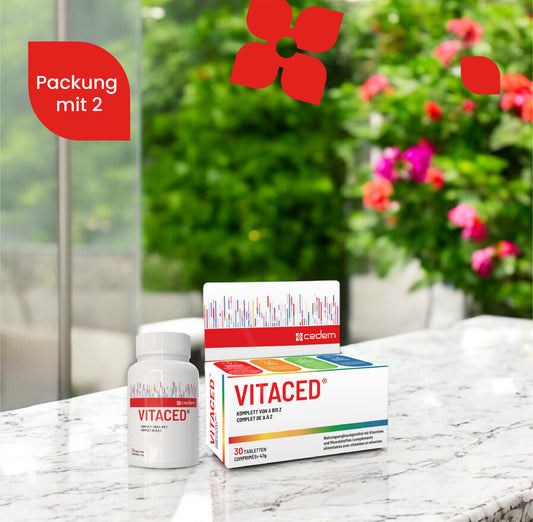 Cedem VitaCed A-Z Nahrungsergänzungsmittel – Packung mit 2 – enthält Tabletten zur Unterstützung der Immunfunktion und täglichen Gesundheit, präsentiert auf einem Marmortisch mit Blumenhintergrund – Cedem ag